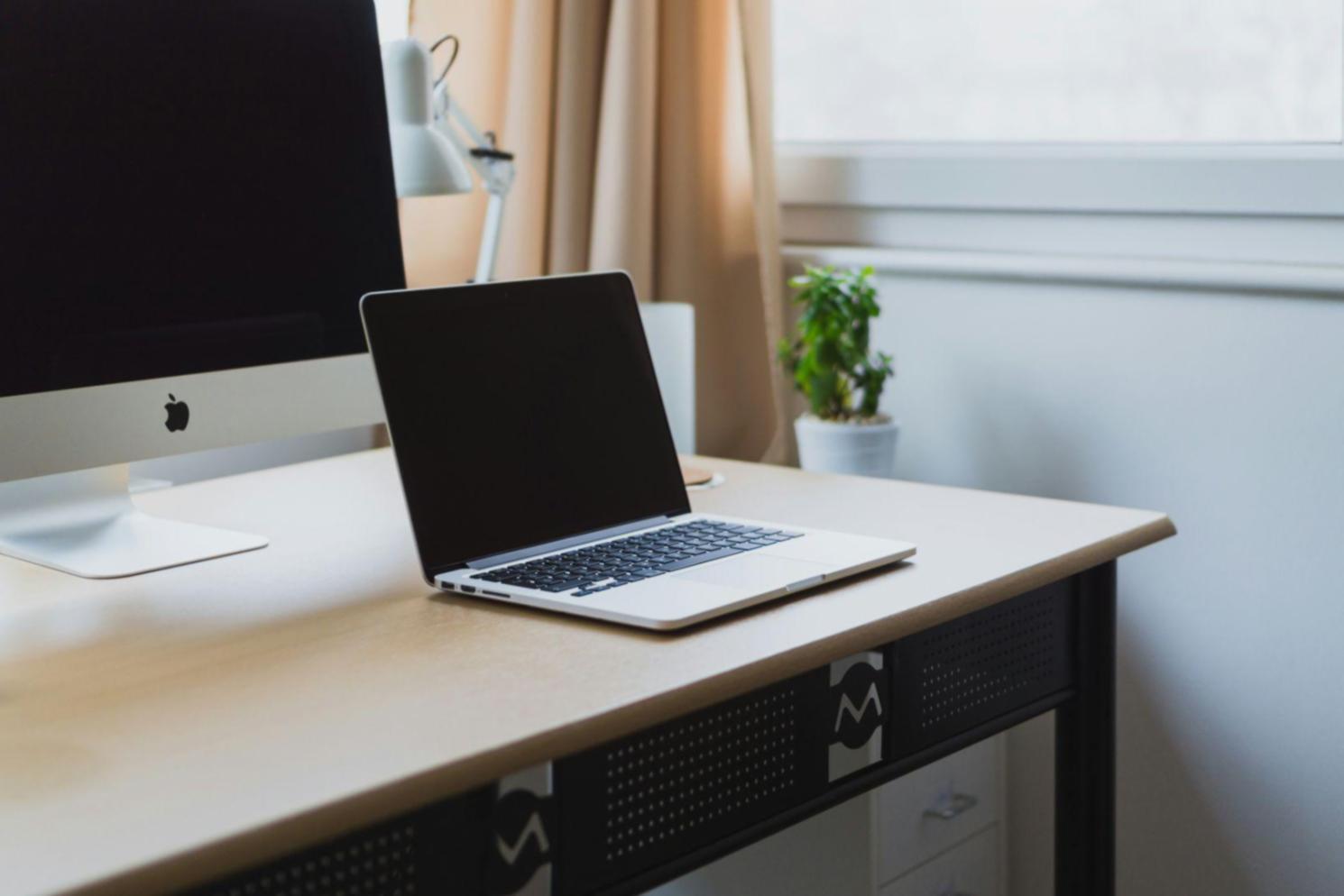 Professionelle Chartanalyse mit verschiedenen technischen Indikatoren