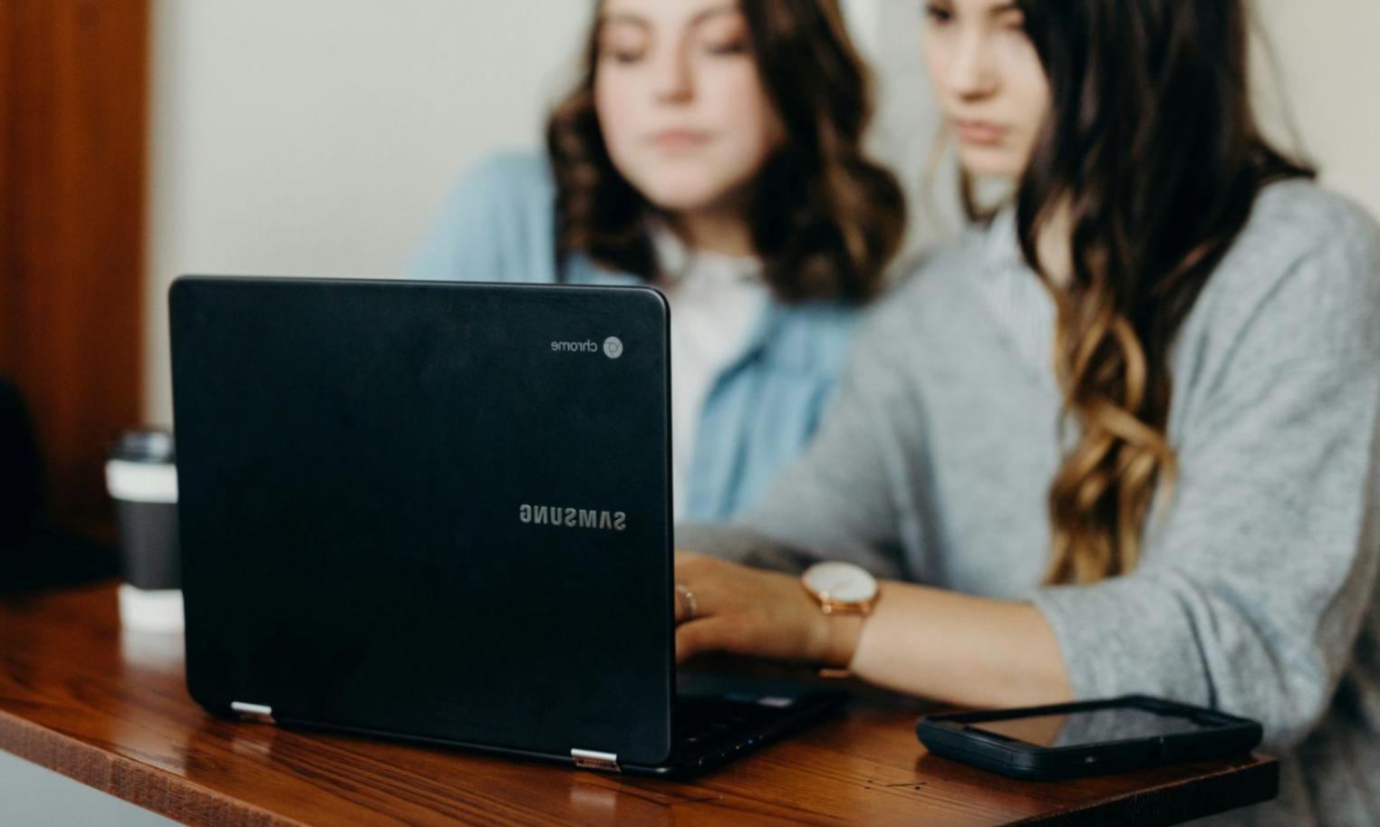 Teilnehmer arbeiten gemeinsam an Marktanalysen