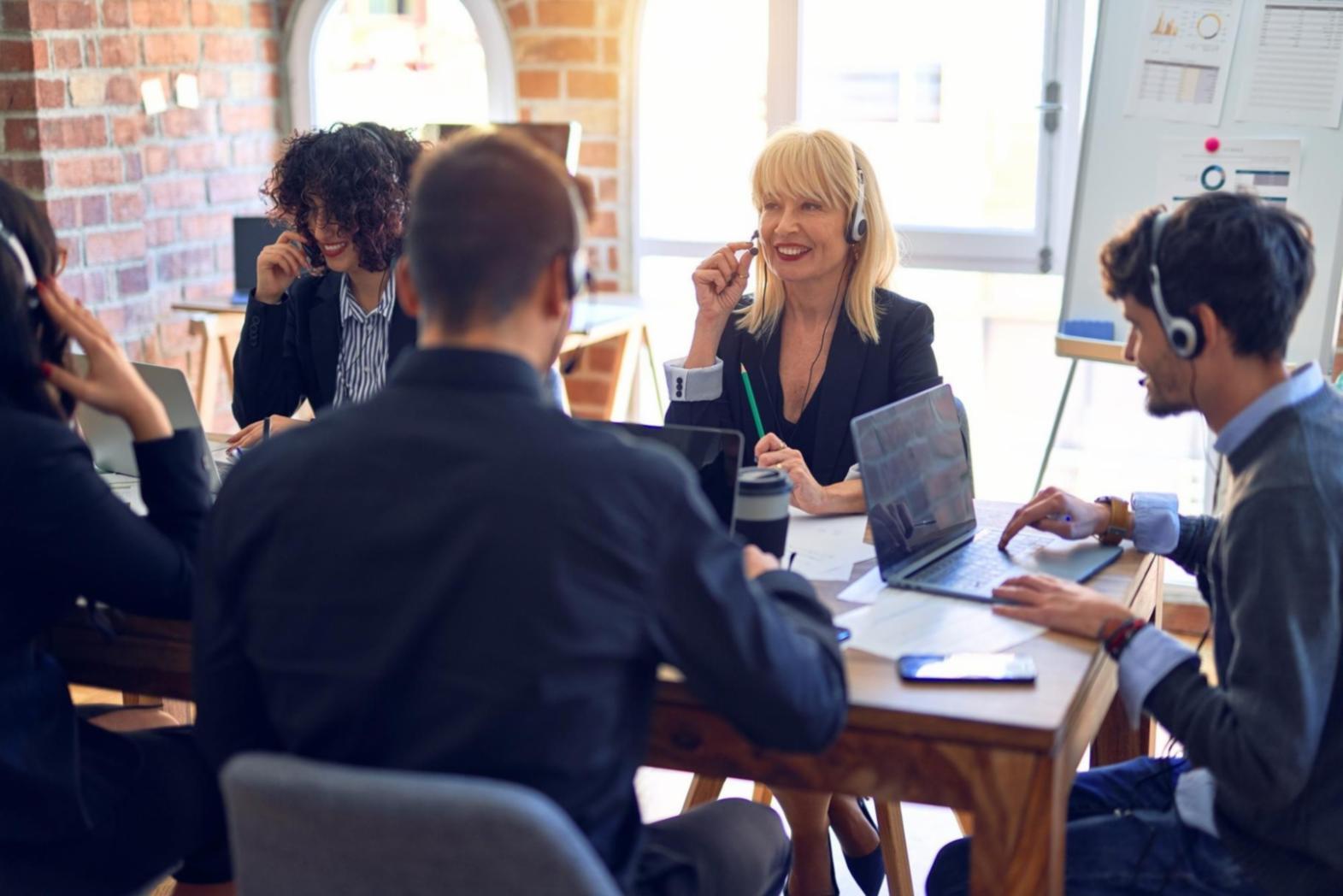 Professionelle Trading-Analyse Arbeitsplatz mit modernen Monitoren und Finanzcharts