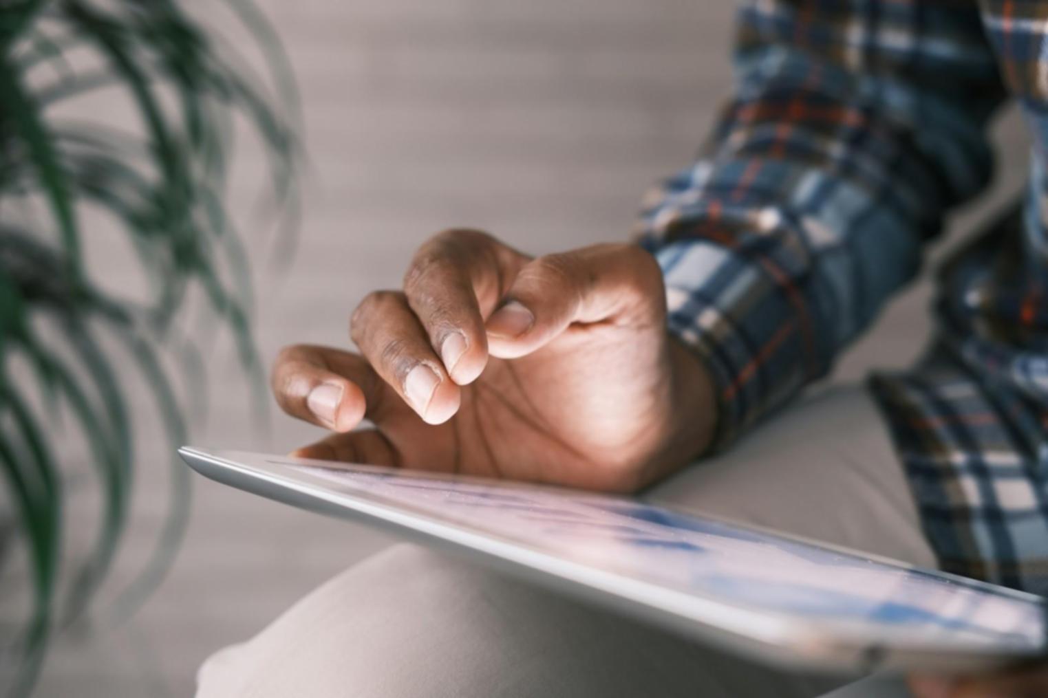 Komplexe Finanzcharts mit technischen Indikatoren und Trendlinien