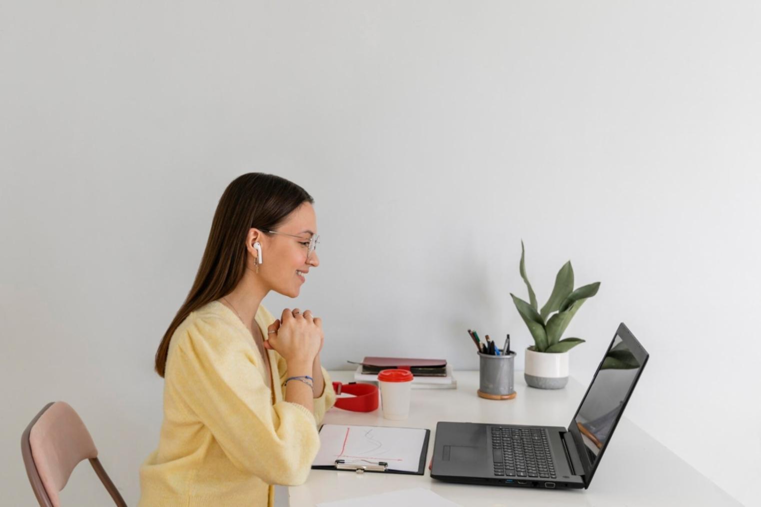 Candlestick-Charts und Handelsvolumen auf mehreren Monitoren