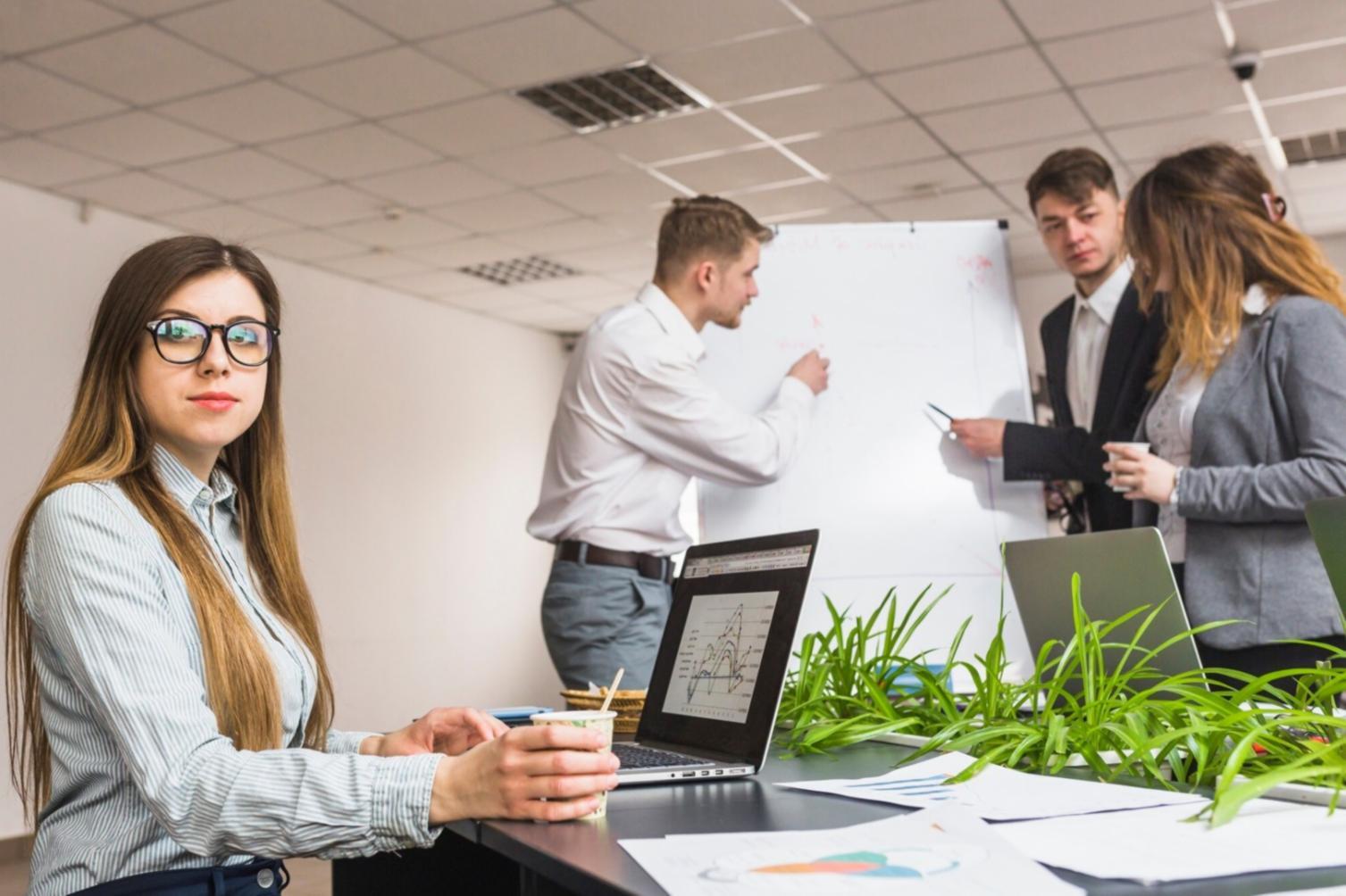 Aufgeschlagenes Buch mit Finanzcharts und Analysewerkzeugen